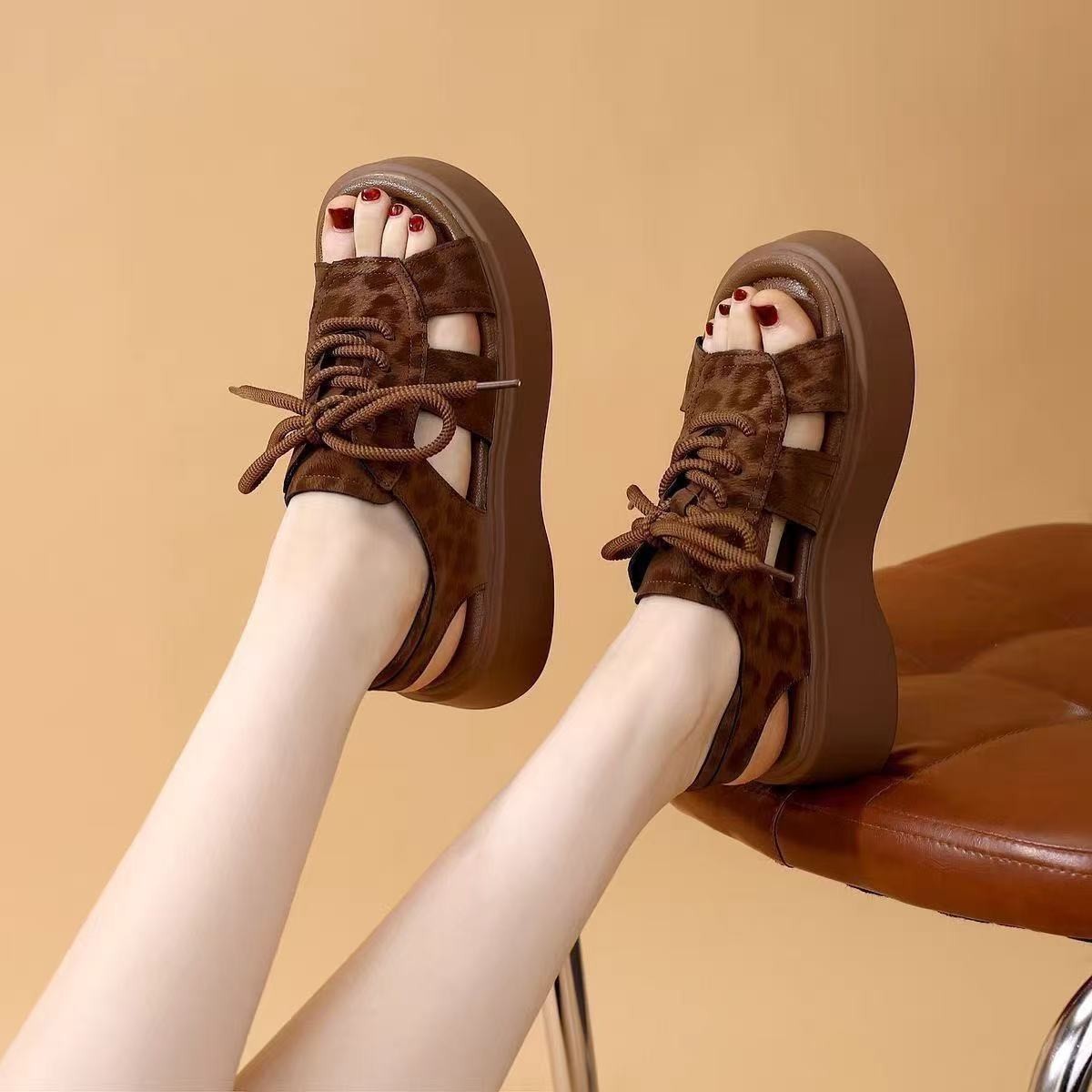 2026 mujeres de verano nuevas sandalias con patrón de leopardo nuevas moda muffins con falda suave red lazos rojos