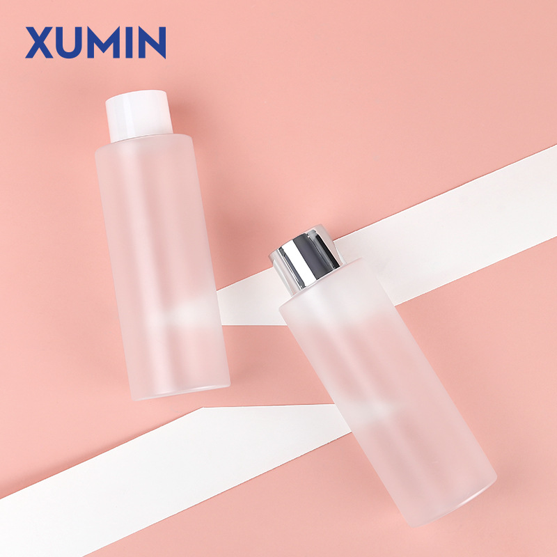 Botella de cosméticos Xumin embalaje PET esmerilado botella de cubierta blanca 300ml botella de rocío transparente plata brillante / cubierta blanca opaca limpieza