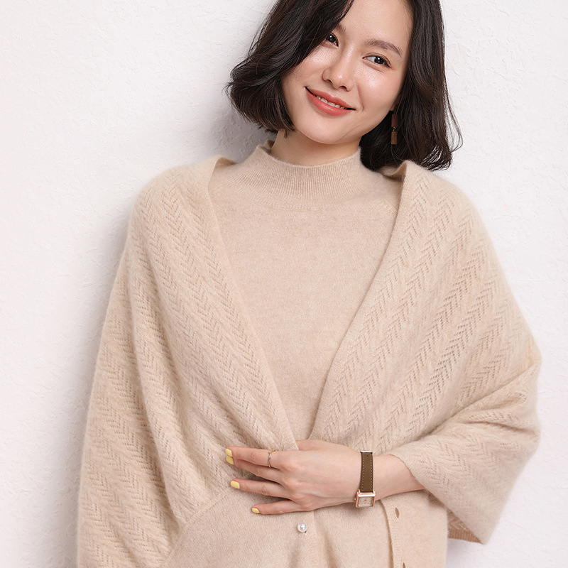 山羊绒2025秋冬新款女装服饰高端12针纯色外搭镂空珍珠扣围巾披肩