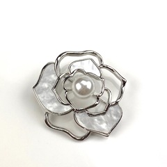 Shell Engraved Camellia Rose Brooch for Women, High-End Pearl Pin, Elegant and Trendy Jacket Brooch Accessory