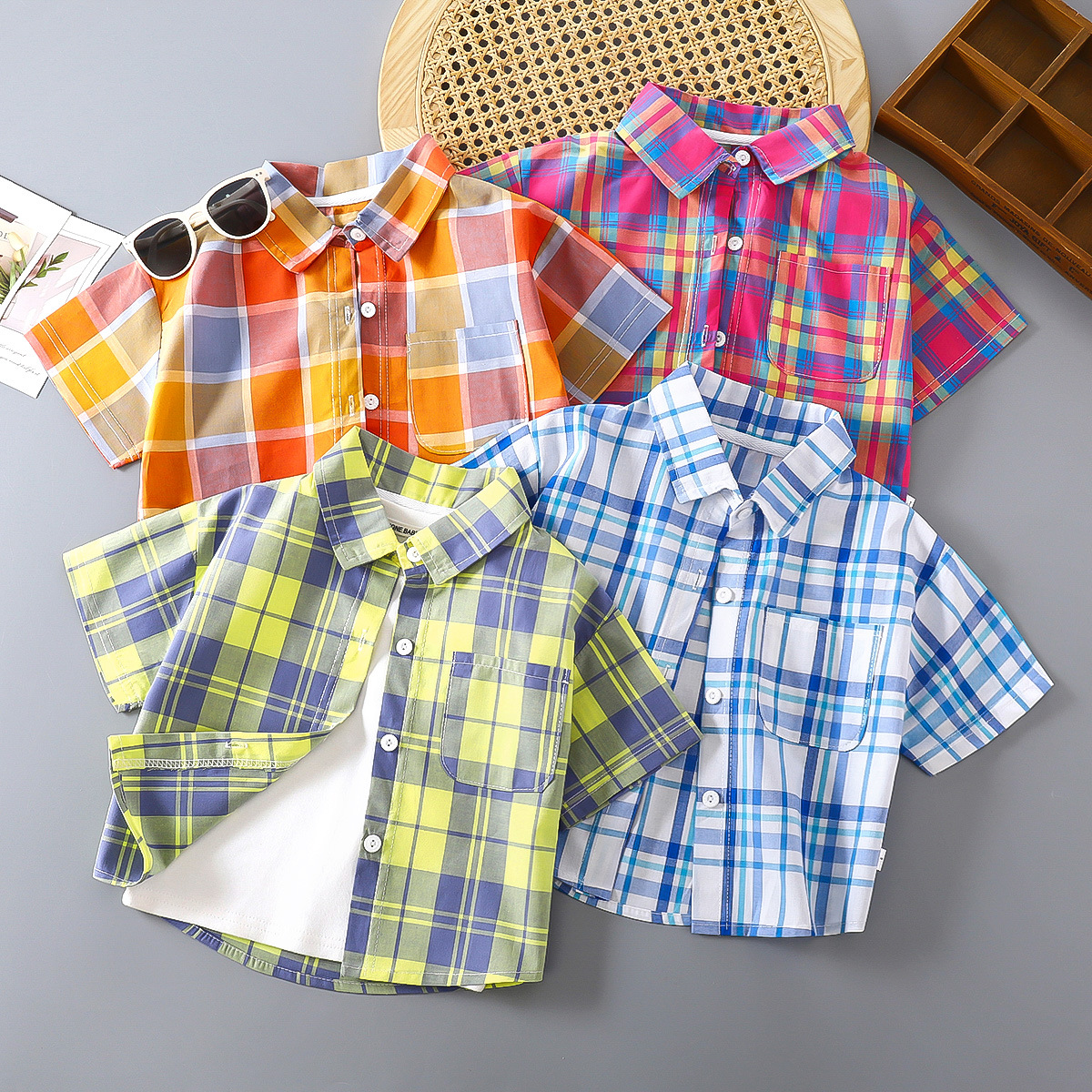 Camisa para niños para hombre 2025 nueva camisa a cuadros de algodón de estilo occidental para bebés primavera y otoño Cárdigan de solapa de moda para niños