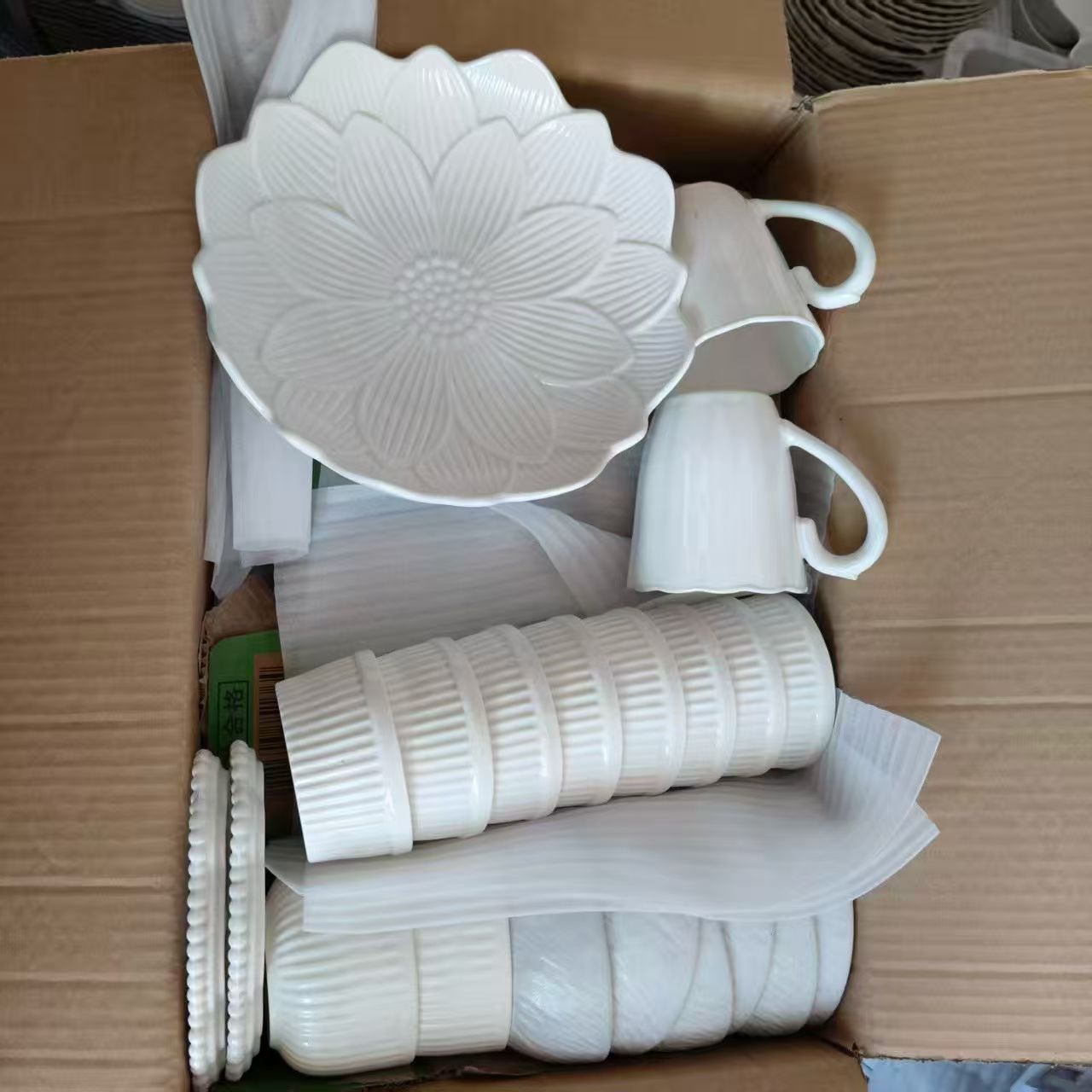 Cerámica blanca en relieve fábrica de cubiertos de comercio exterior de alta calidad de diseño de moda doméstica