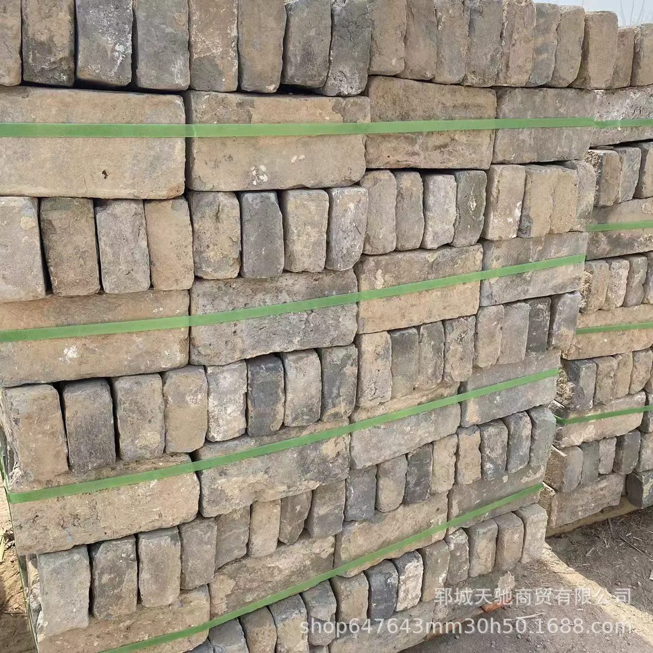 Большое количество поставки девяти-пятизеленых кирпичей, восьми-пяти-зеленых кирпичей, глиняных старо-зеленых кирпичей на складе и доступных на продажу. Добро пожаловать на покупку и большое количество.