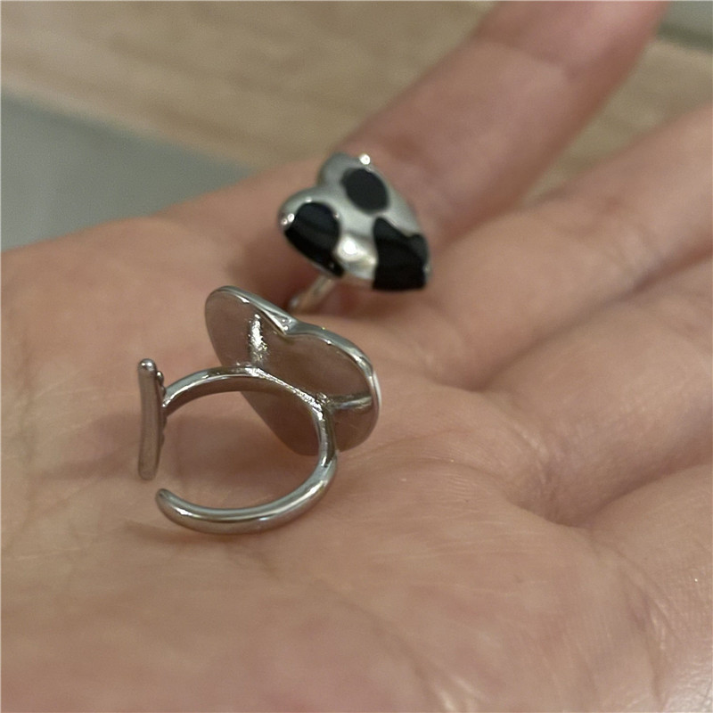 Vente En Gros Bijoux Noir Blanc Dégoulinant D&#39;huile Clip D&#39;oreille En Forme De Coeur Simple Nihaojewelry display picture 5