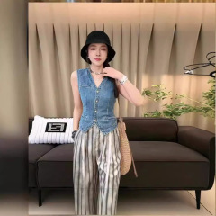 小柄なレトロなデニムのベストのショートコートの女性の春夏の薄いタイプの肩のベストは袖なしの外で上着を重ねて着ます。