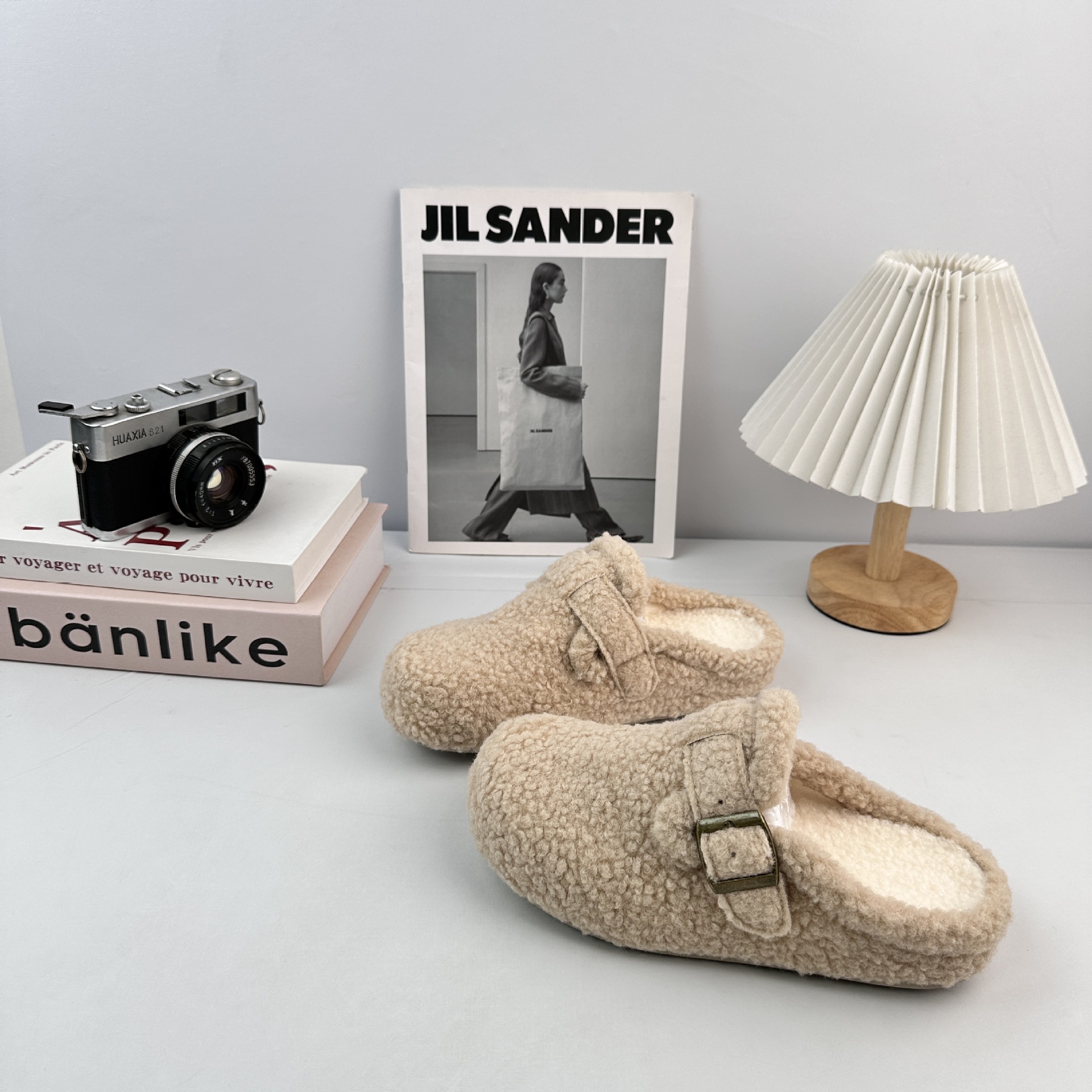Yuanbo 2025 otoño y invierno nuevo estilo de moda con zapatillas de terciopelo, zapatillas de algodón vintage Burken perezosas