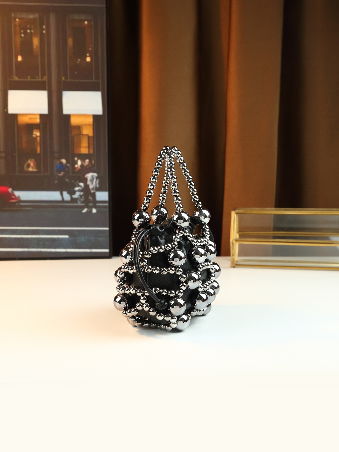 Borsa a secchiello donna con perle in metallo per sera_voghion.com