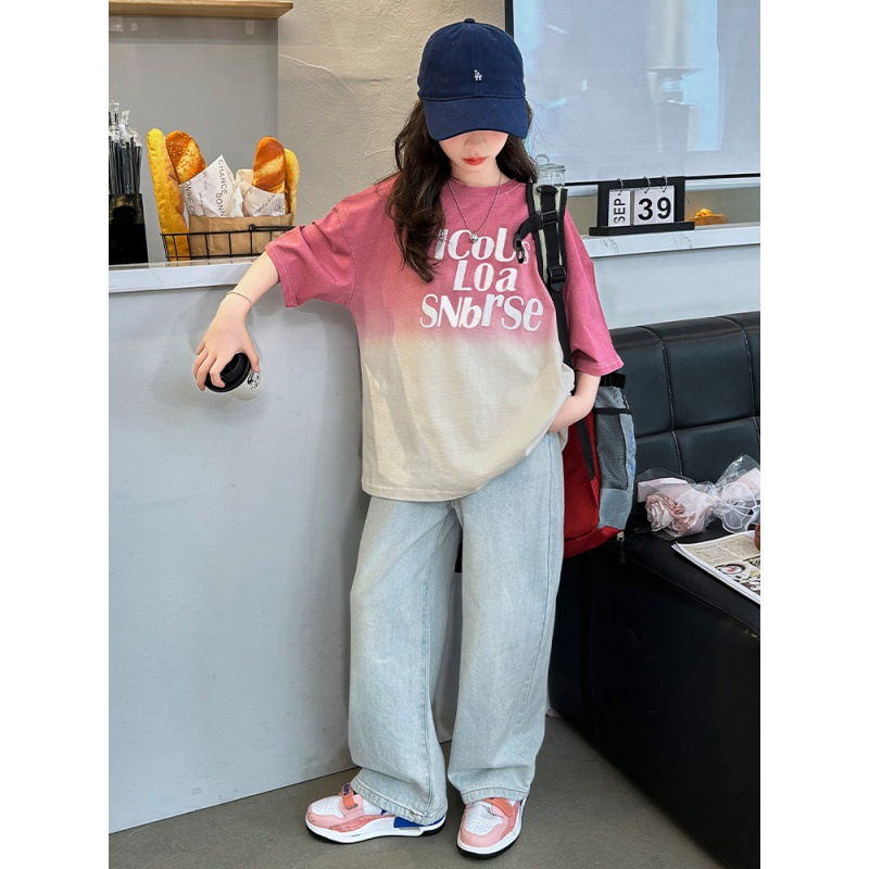 Mädchen Sommermode 2024 neues großes Kinder Kurzarm-Buchstaben-Top-Jeans-Studentenstil zweiteiliges Set_voghion.com