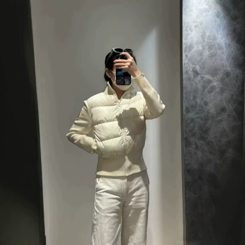 Women's Moncler-style knitted patchwork down jacket with stand-up collar, Snow White style, waist-cinched, short, lightweight, slim-fit, versatile down coat Women's Moncler-style knitted patchwork down jacket with stand-up collar, Snow White style, waist-cinched, short, lightweight, slim-fit, versatile down coat