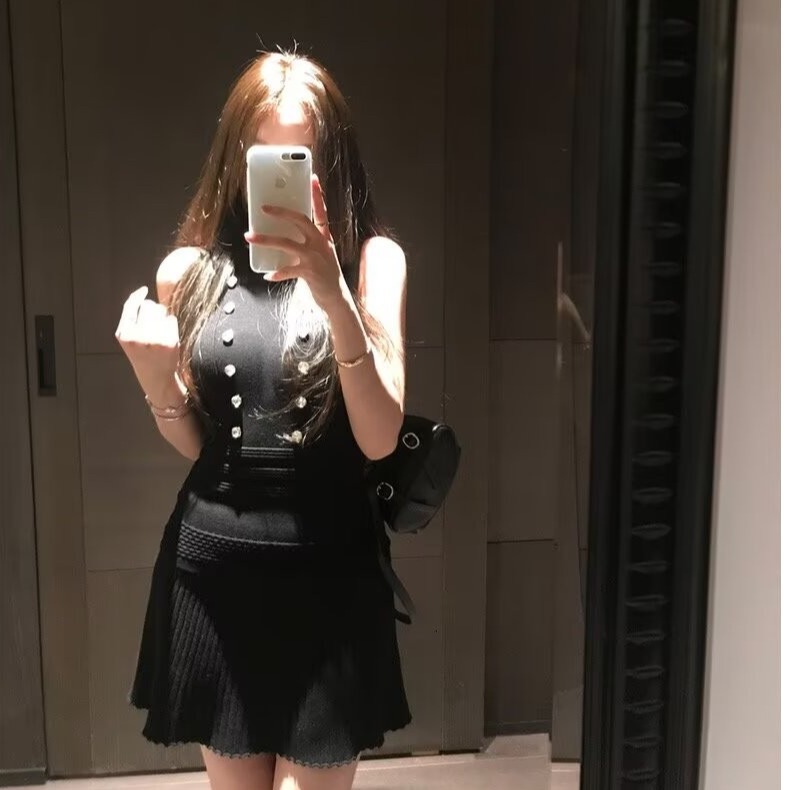 修身显瘦圆领无袖排扣设计背心上百褶针织裙半身裙连衣裙辣妹短裙
