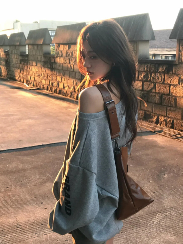 美式斜肩卫衣女款新露肩早秋穿搭早秋chic上衣2025新款秋季长袖薄|undefined