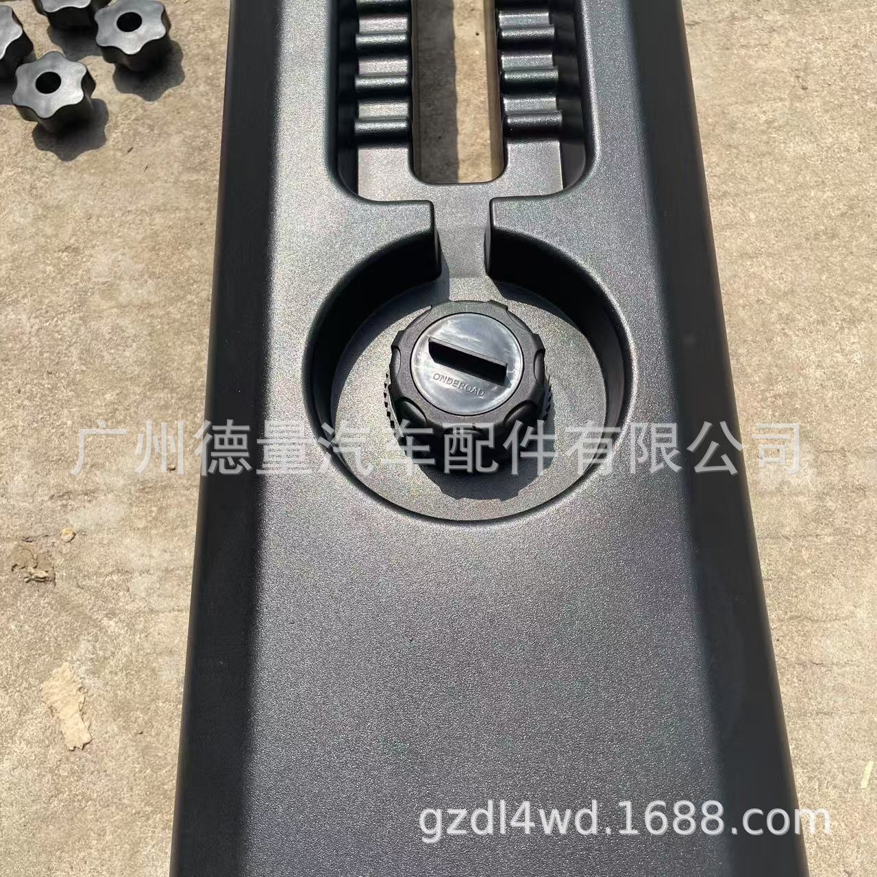 Outdoor Camping Universal Roof Water Tank for Bathing and Washing Vegetables 30L Large Capacity with Water Pump Outlet Adjustable Water Gun Installed