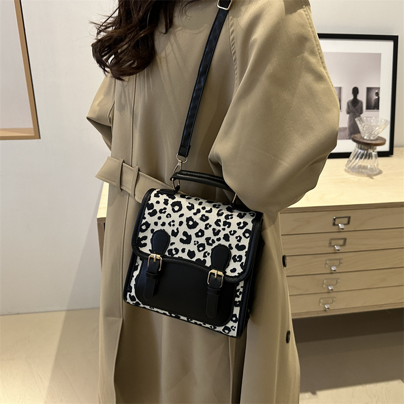 Este año, la popularidad de la mochila de nicho para mujeres 2024 nuevo color de contraste, mochila versátil, mochila de alta calidad, mochila pequeña.