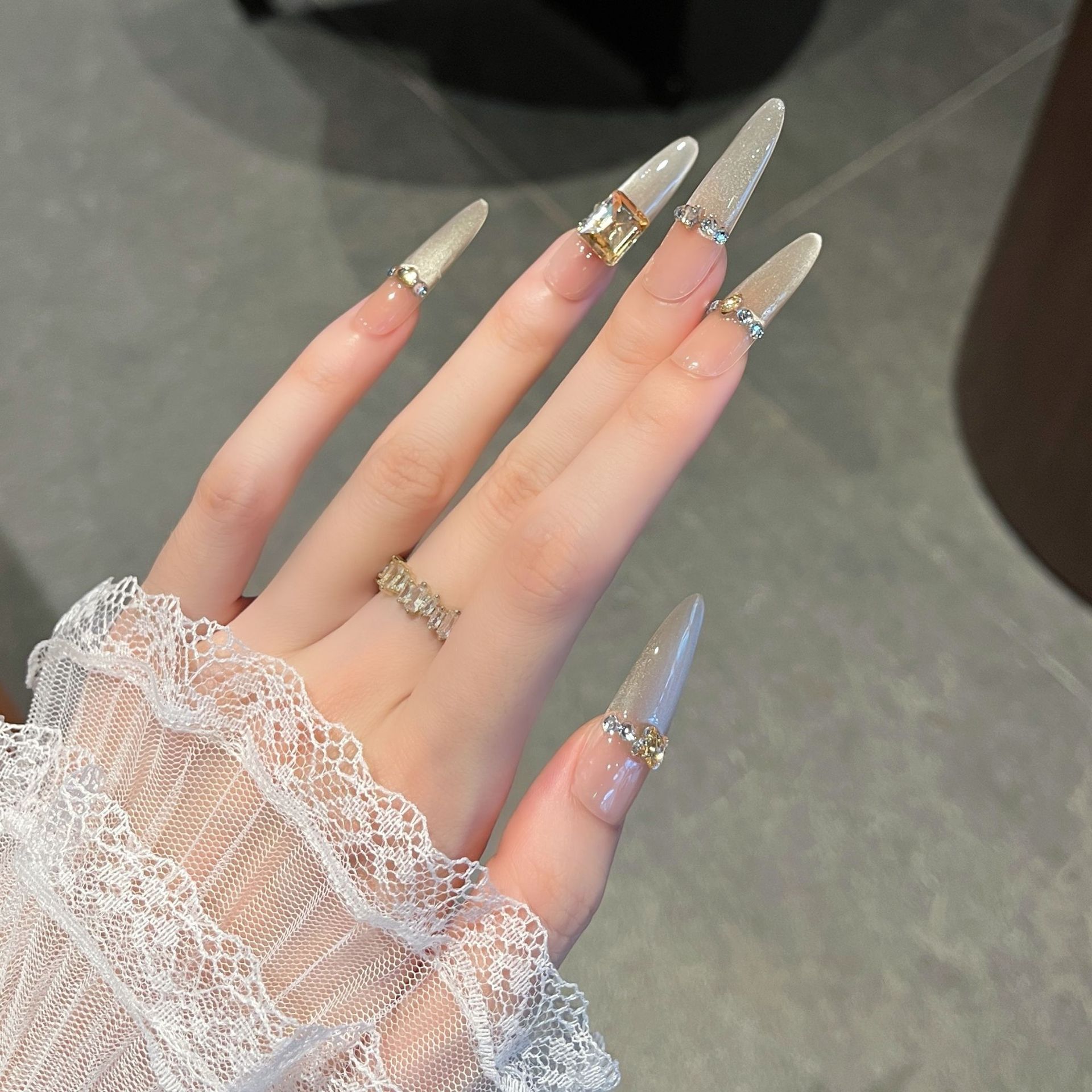 2026 otoño y invierno de alto nivel de sentido de usar uñas champagne oro largo perro fino 4.0 manuales parches de uñas de alto nivel de sentido