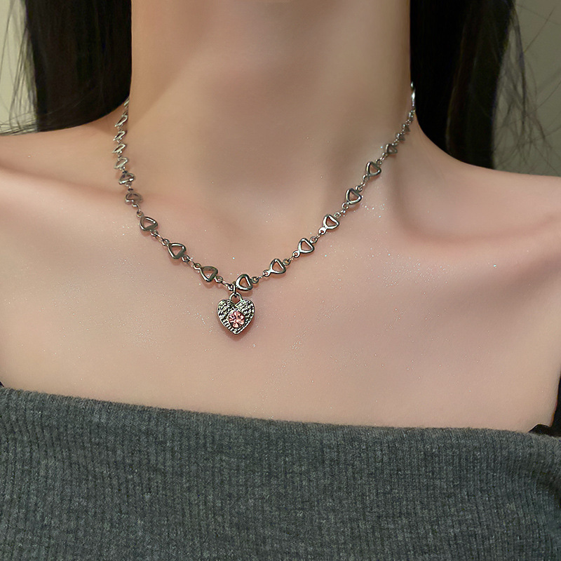 Art Und Weise Diamant-verkrustete Herzförmige Hängende Halskette Retro-legierungshalskette display picture 2