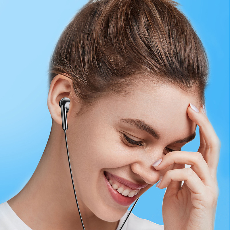 2022 nuevo auricular con cable en la oreja bajo pesado juego de pollo karaoke computadora teléfono móvil auriculares de metal al por mayor