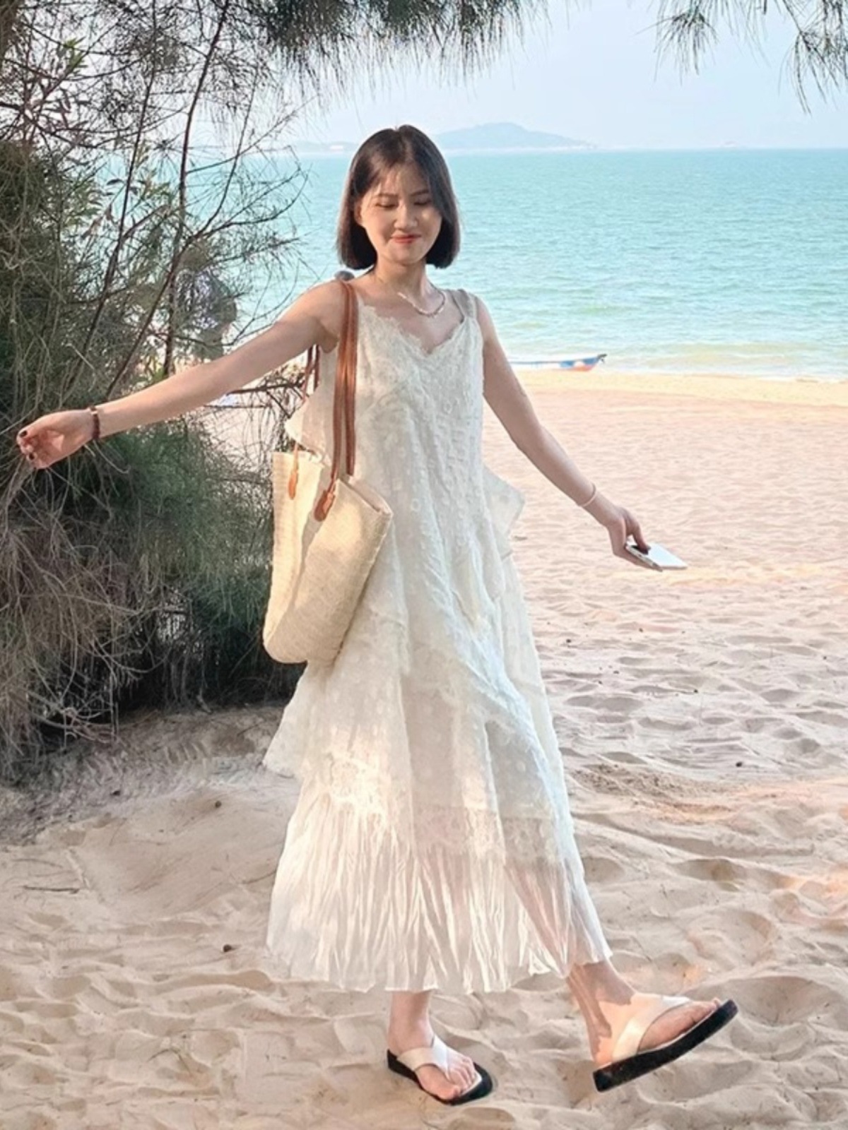 泰国旅行穿搭沙滩裙三亚海边度假绝美V领吊带连衣裙女夏超仙气质