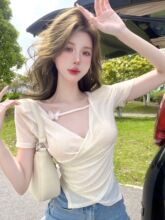 白枕鹤夏季甜辣妹v领锁骨正肩短款露脐上衣女高级设计感小众修
