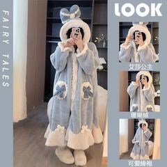 艾莎の王女のパジャマの女性の冬のサンゴのベルベットは厚い保温のフランネルの中の長いタイプの帽子の冬の寝衣をプラスします。