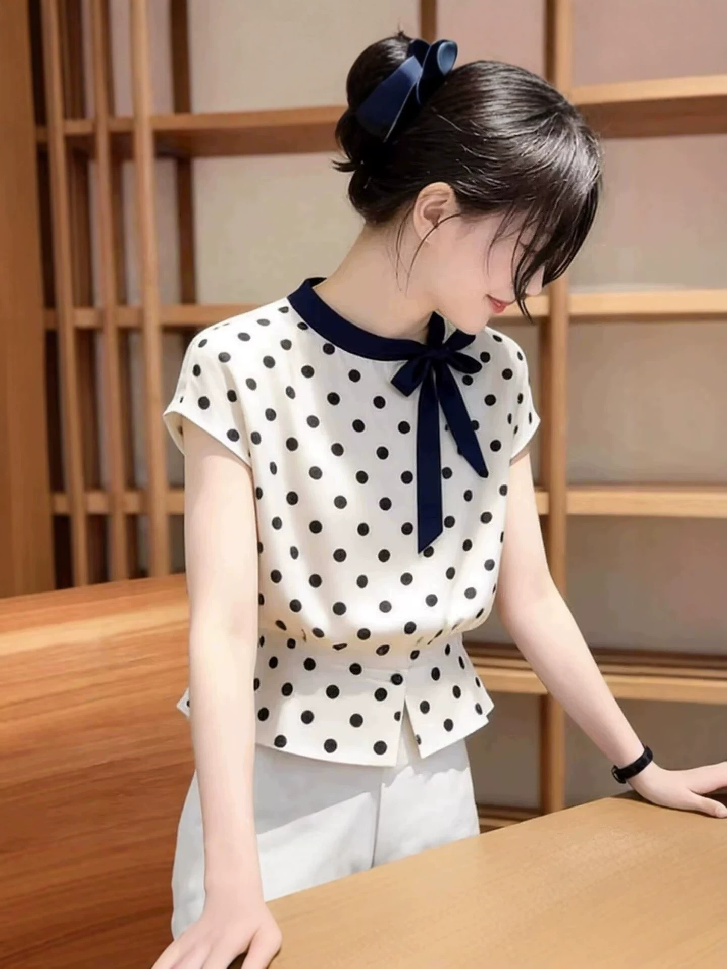 Áo thun nữ tay ngắn cổ tròn họa tiết chấm bi nơ bướm — màu trắng