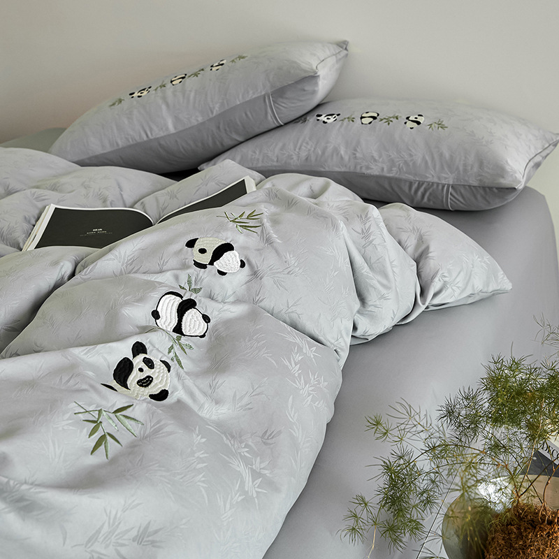 Cama de seda de hielo de cuatro piezas de dibujos animados 2025 nuevas sábanas, fundas de edredón, ropa de cama de dormitorio de tres piezas, transpirable y cómoda