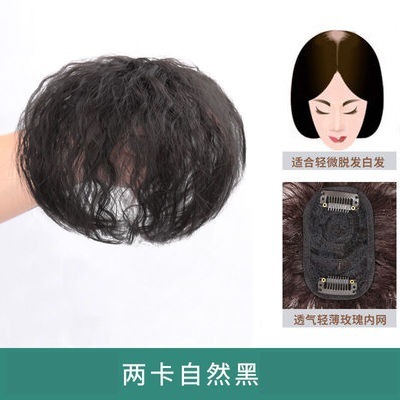 頭の上で髪を直します。女性の髪巻きはショートヘアです。|undefined