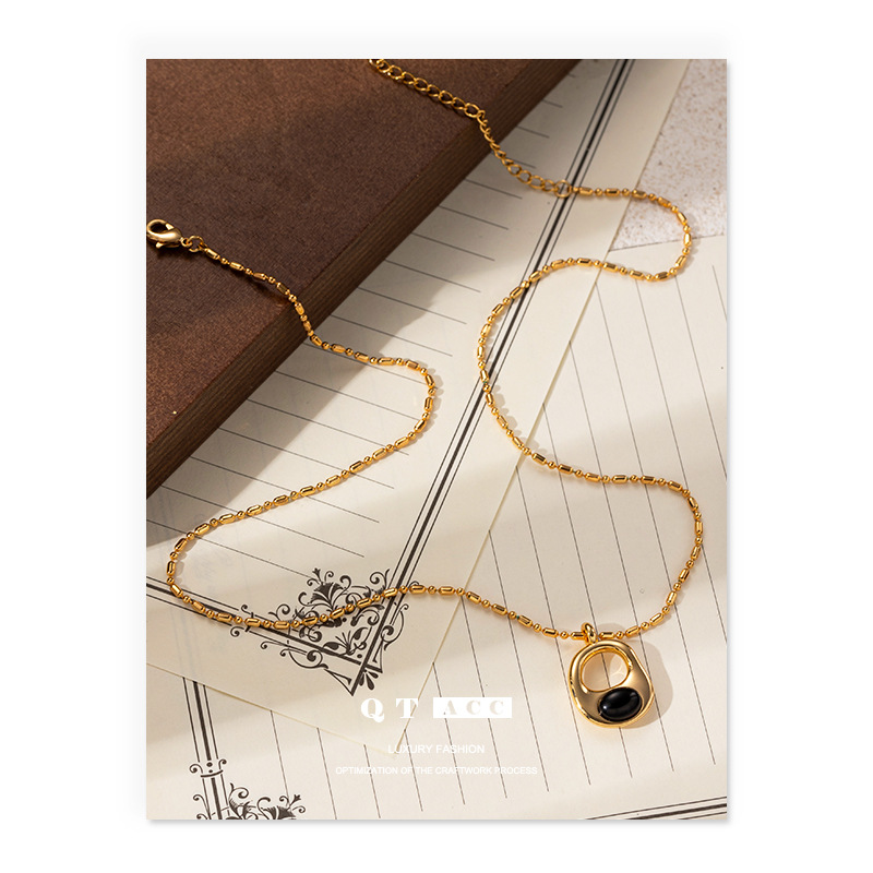 Europa y América de moda exquisita colgante de ágata negro cadena de clavícula simple collar de cruz versátil nuevo collar de suéter otoño invierno