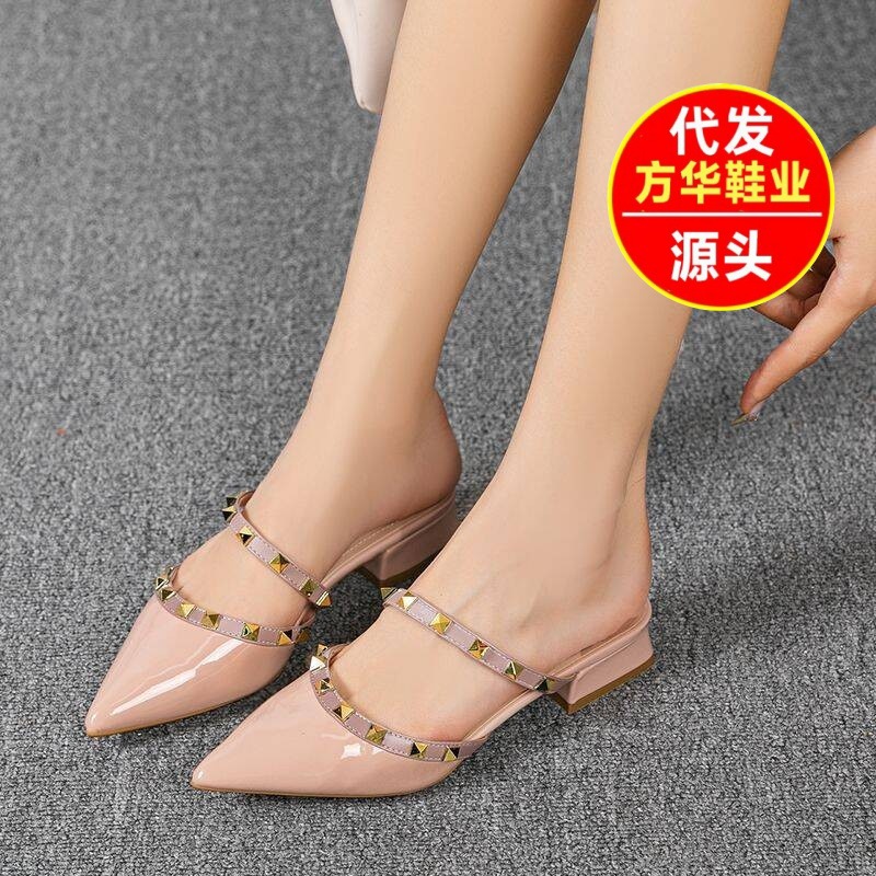 Remaches puntiagudos zapatos de tacones gruesos para mujeres verano 2026 nuevas sandalias con hebilla en el hogar zapatos casuales image 1