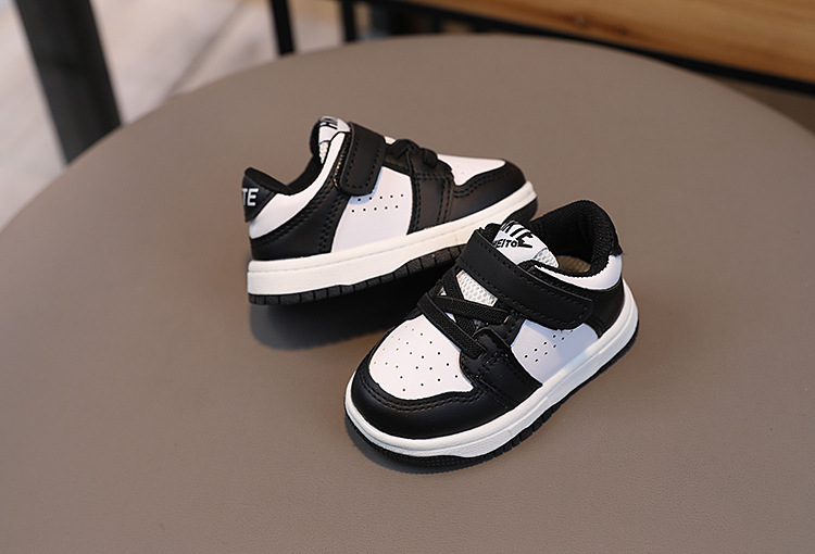 Barnsport pojkar flickor board vår och höst 2024 koreansk version, panda vita pojkar, baby singelskor, lärande_voghion.com