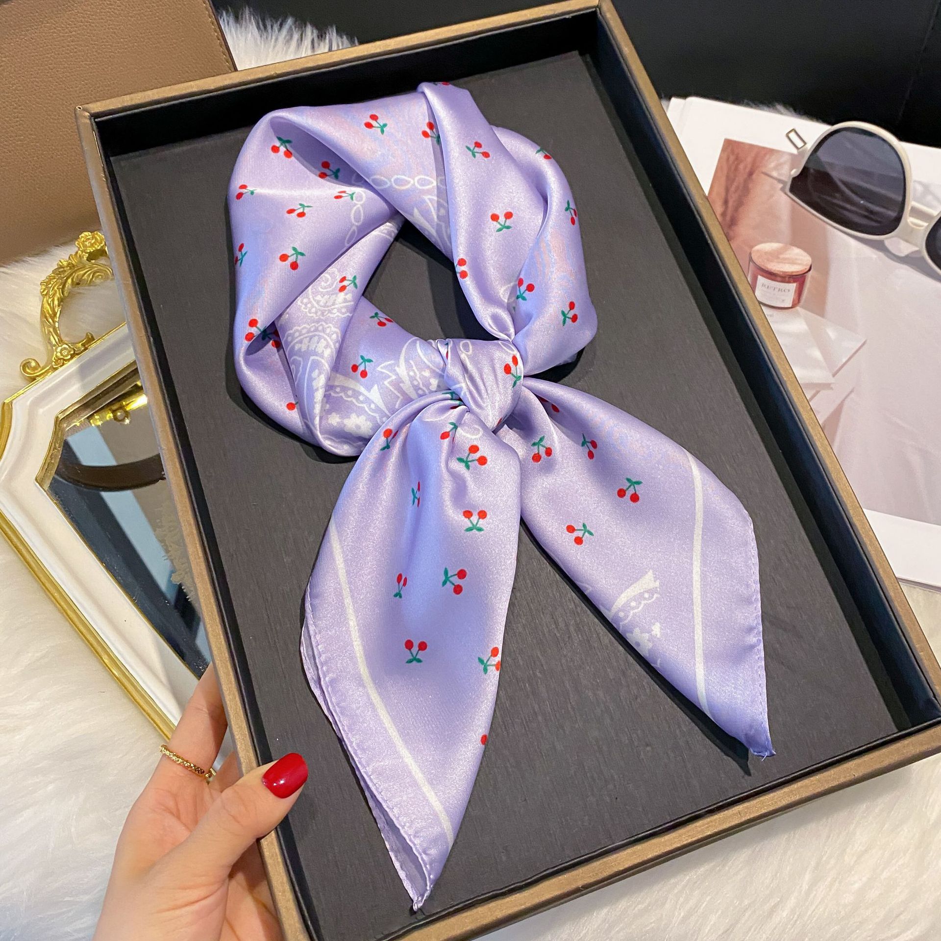 Foulard in raso versatile per donna quadrato effetto seta_voghion.com