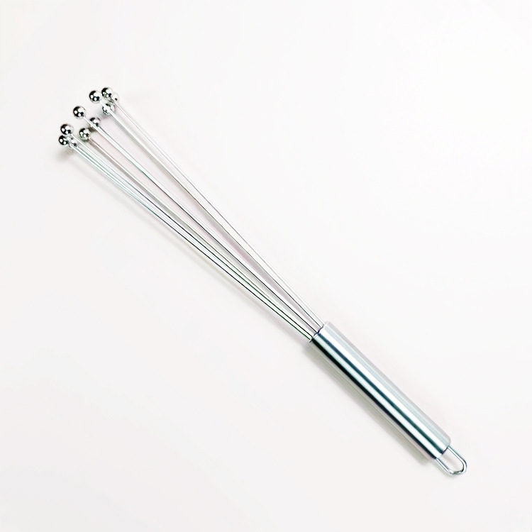 ステンレス手動ボール泡立て器はスチールボールの卵クリームを持っています。|undefined