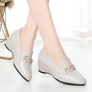 Women's wedge shoes 2024 spring and summer new middle-aged and elderly women's shoes soft leather flat mother's shoes middle-aged women's leather shoes