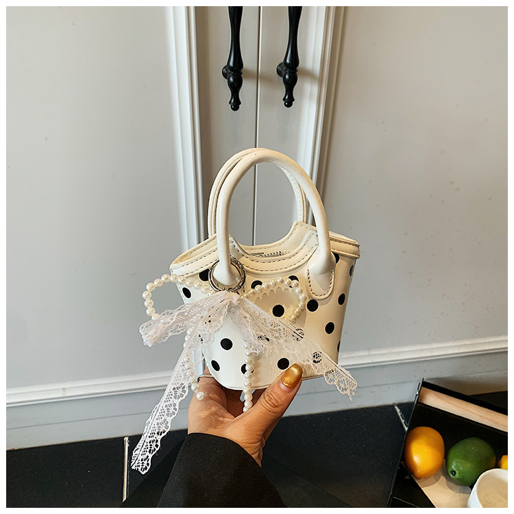 펜던트가 달린 화이트