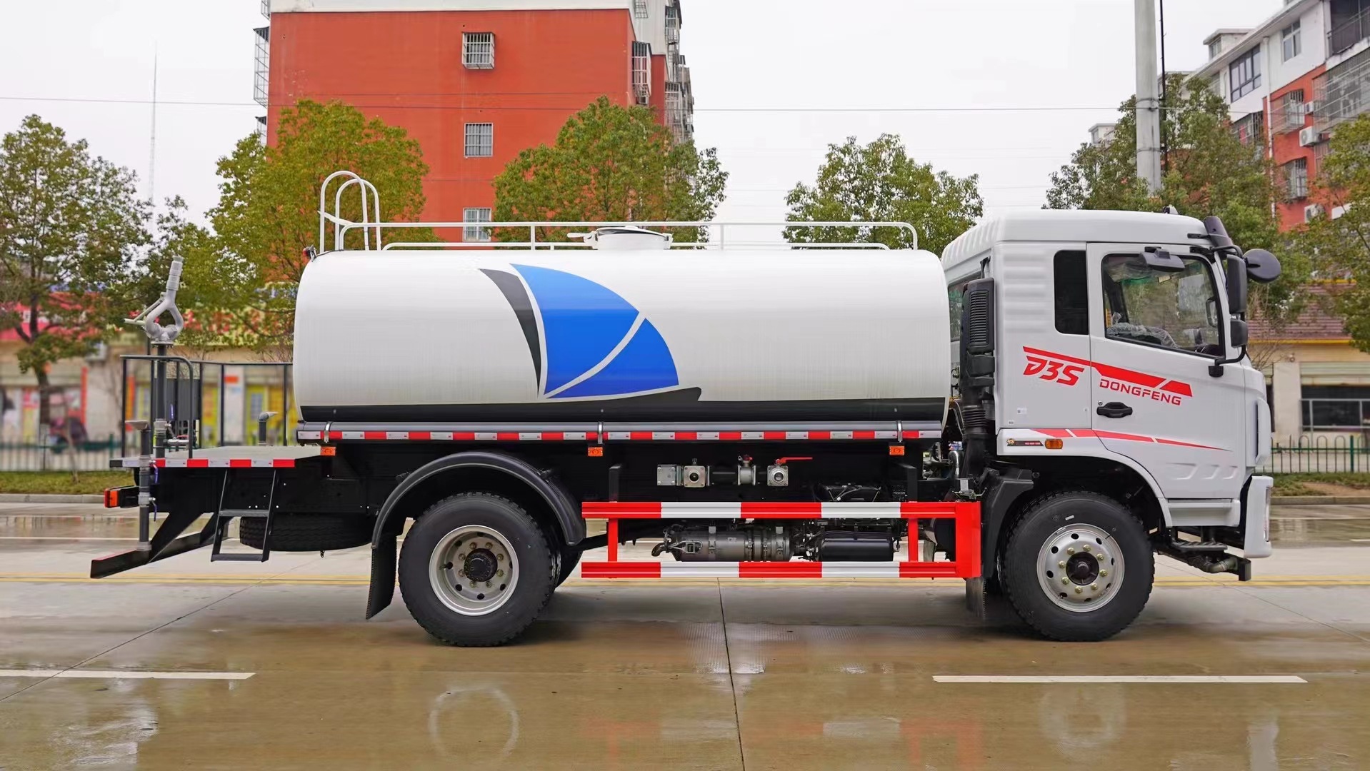 Dongfeng 12-Cubic Meter Sprinkler Truck Manufacturer 15-Ton High-Pressure Water Cannon Sprinkler Truck Agricultural Sanitation and Greening Sprinkler Truck Price