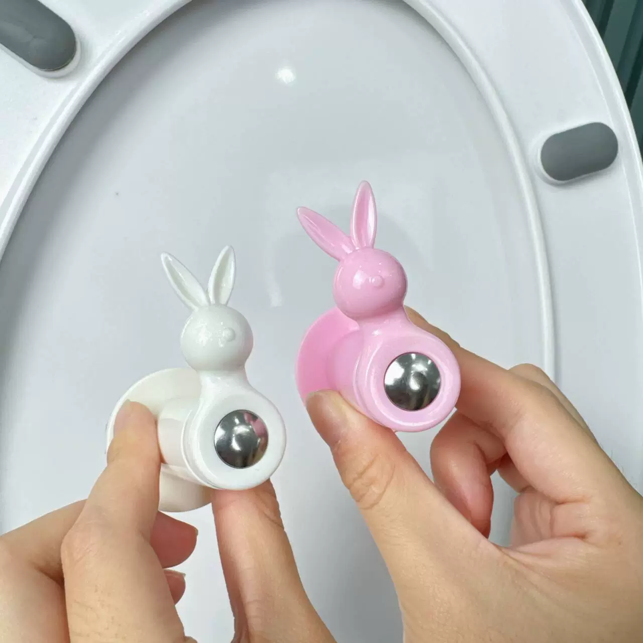 Крышка унитаза не может удержаться от падения кольца унитаза