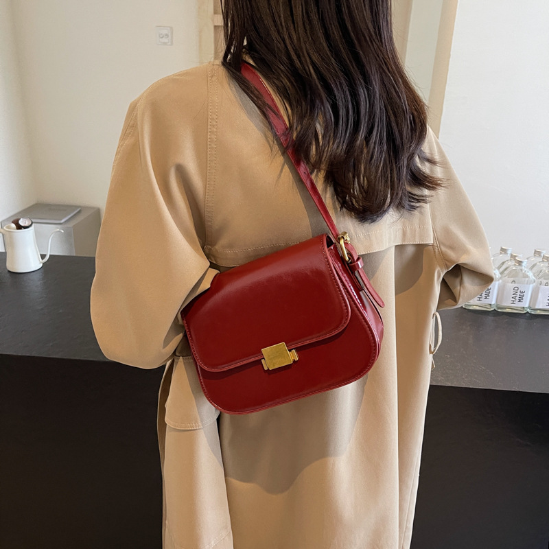 Alta sensación retro simple bolso cuadrado para mujeres 2024 nuevo estilo universal bolso de hombro de estilo extranjero bolso de brazo de viaje de moda