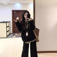 Vネックの黒いセーターの女性の秋の新型の韓系は学院風の短いニットの頭を重ねて怠惰なコートの上着を着ます。
