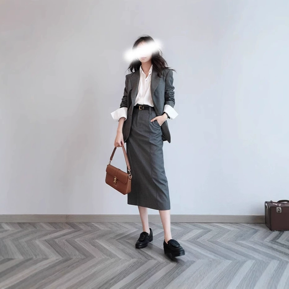 Весна 2025 новый костюм полуюбка серый юбка женский пригородной минималистичный H-версия с открытой юбкой средней длиной