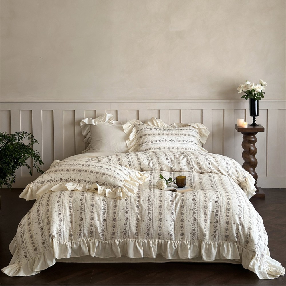 Conjunto de quatro peças em gaze dupla de algodão puro com estampa de rosas, estilo boho romântico vintage nórdico francês. Inclui capa de edredom e cama de renda retrô em algodão puro._voghion.com