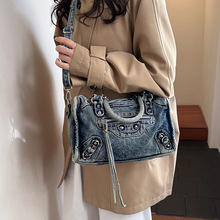 2026新款铆钉机车包ins单肩包复古休闲洗水牛仔包潮引闪包斜挎包