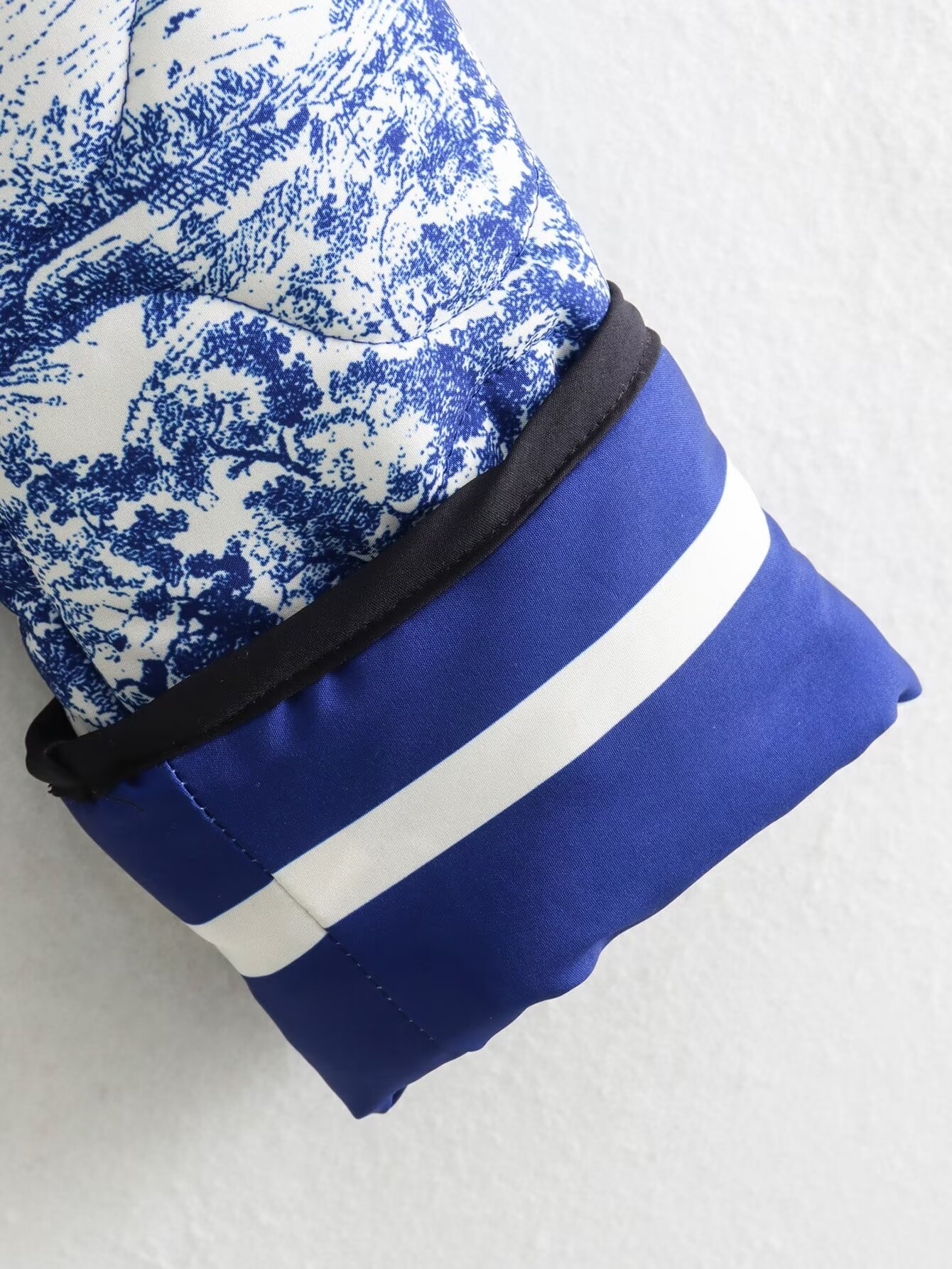 Neue Damenbekleidungskollektion Herbst 2023: Dreifarbige, gestreifte, dekorativ bedruckte, gesteppte, warme Baumwolljacke_voghion.com