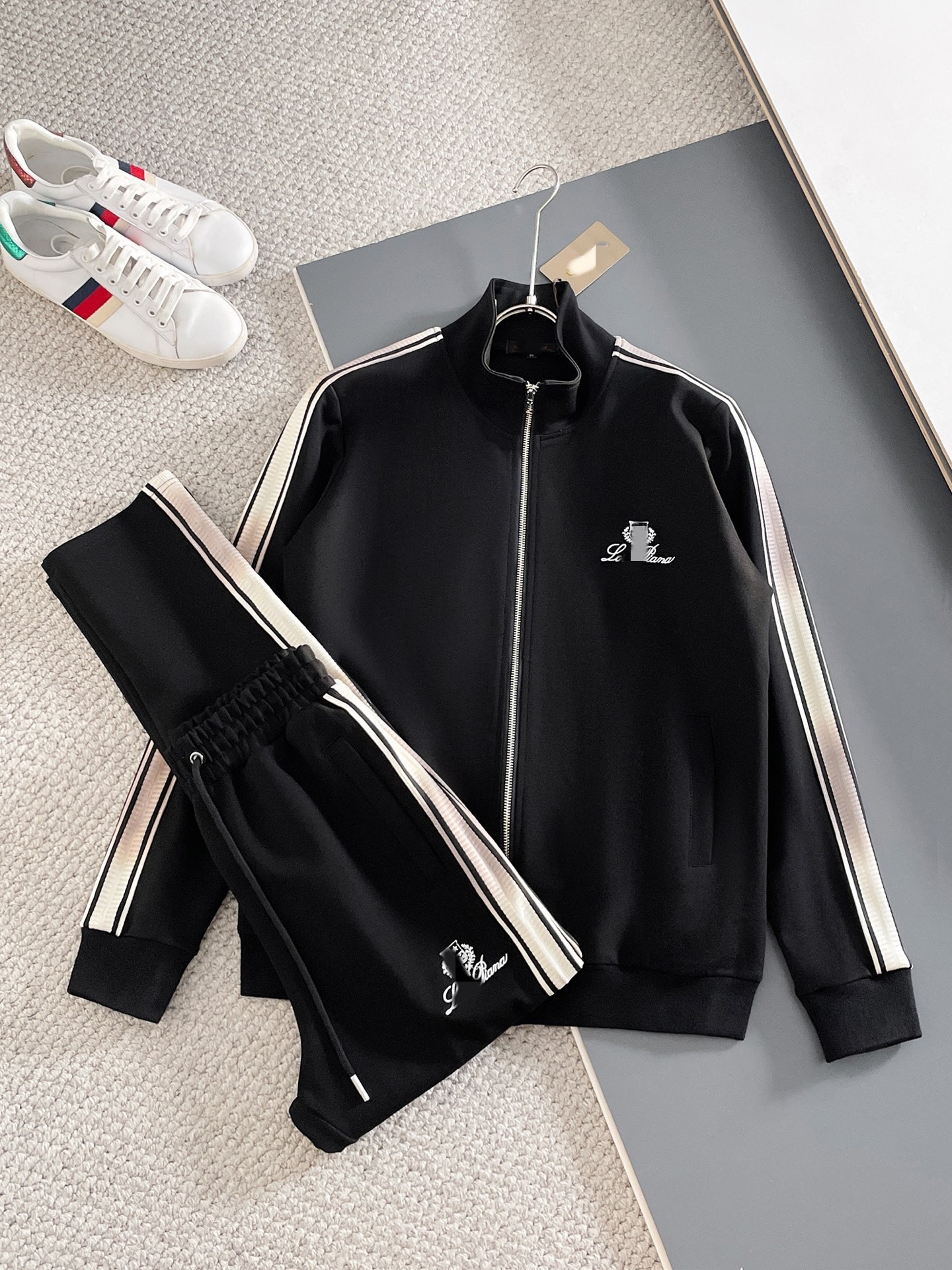 Black 01 / M