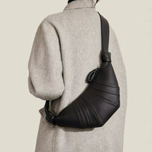 �����W�tС��㼑и�С��Ƥ�y���ţ�ǰ���Ƥ���μ�б����Ӱ�Ů��