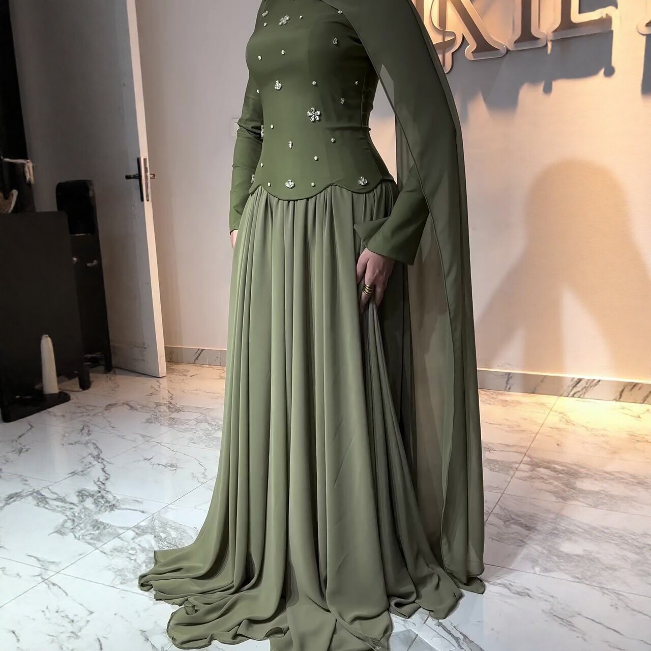 « Robe élégante à manches longues et coupe ajustée ornée de strass pour femme - Robe de soirée moulante extensible avec détails scintillants (Vert, S-XXL) »_voghion.com