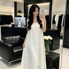 海边旅游度假提花吊带连衣裙女夏季2026新款温柔甜美初恋裙长裙