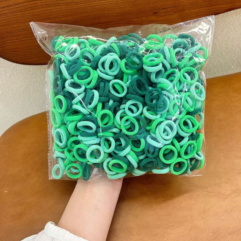 子供の皮の筋は髪の毛の赤ちゃんの髪のひもを刺します。|undefined