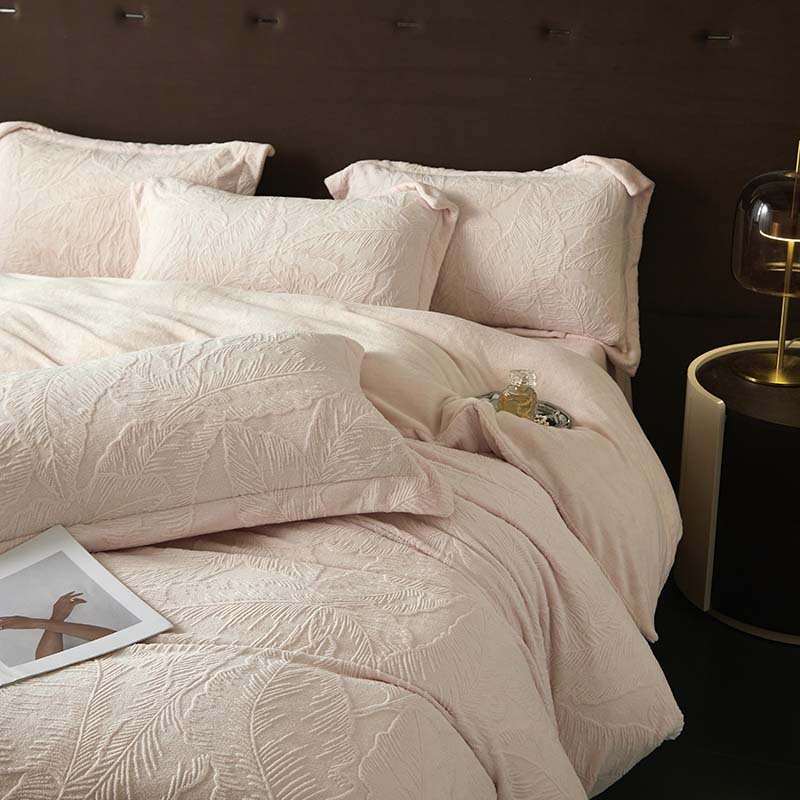 Una clase de cuatro piezas de seda de leche engrosada de alto peso 5D esculpido edredón cubierta sábanas de cama de invierno Kits de calor