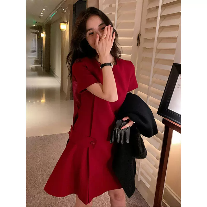 海边出游穿搭赫本红色连衣裙女夏季新款2025圆领绝美高端精致裙子