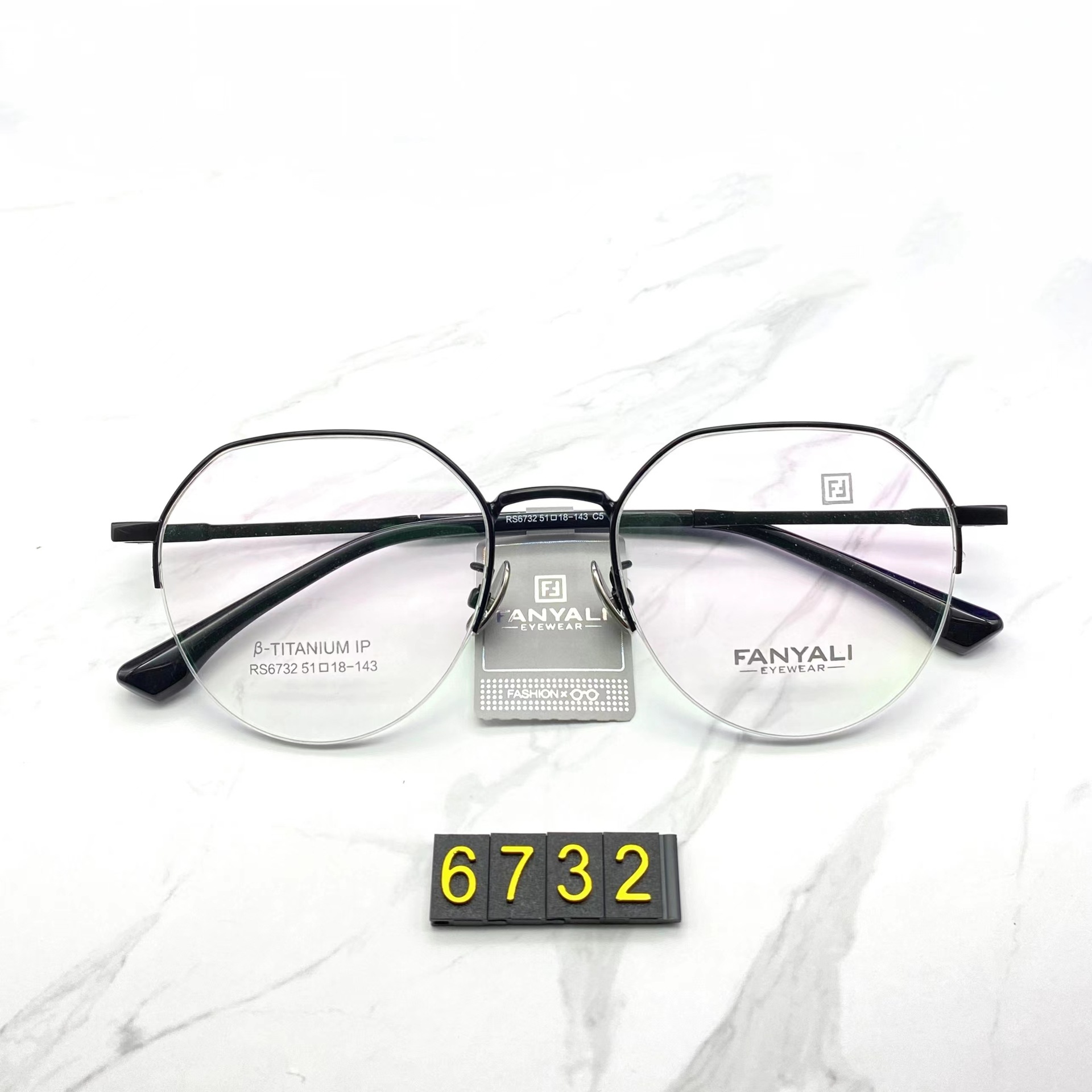 Venta al por mayor RS6732 ultra-ligero moda retro semi-titanio marco puro titanio nariz almohadilla de dos colores IP chapado resistente al color