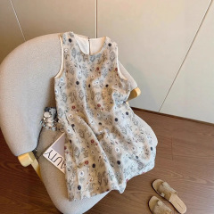 フレンチスタイルの軽くて大人の気質のハイエンド花柄ラウンドネックノースリーブドレス女性のための2025夏の新しいスリムスカート